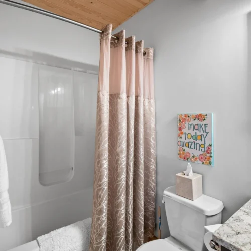 Bath-with-tub-scaled